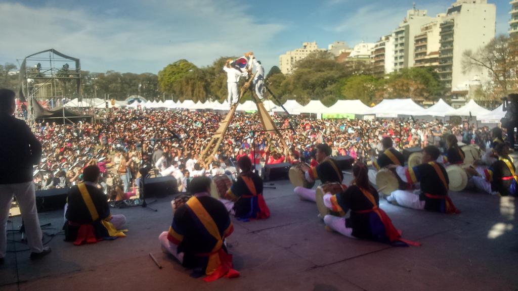 DHumanosBA's tweet photo. Chajeon-Nori, una danza milenaria usada durante la guerra, representada en este #CelebraCorea. ¡Venite! http://t.co/pINhqzlg3I