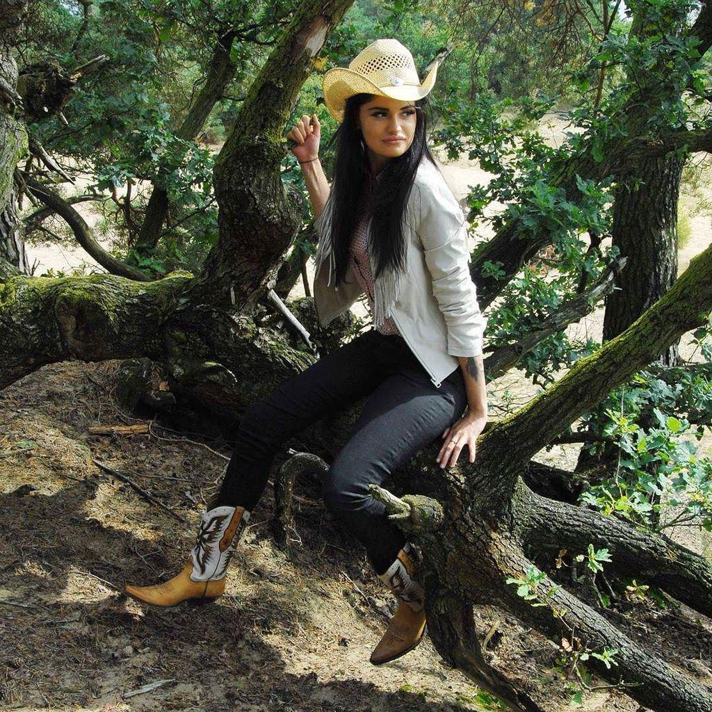 SendraBoots's tweet photo. Sendra kind of day for our friend Loes @thecocainekid 😍👢🌳🍃🌺
#sendra #sendraboots #highqual… http://t.co/ZGDhxmzu5z http://t.co/u0Ks2Ihxps