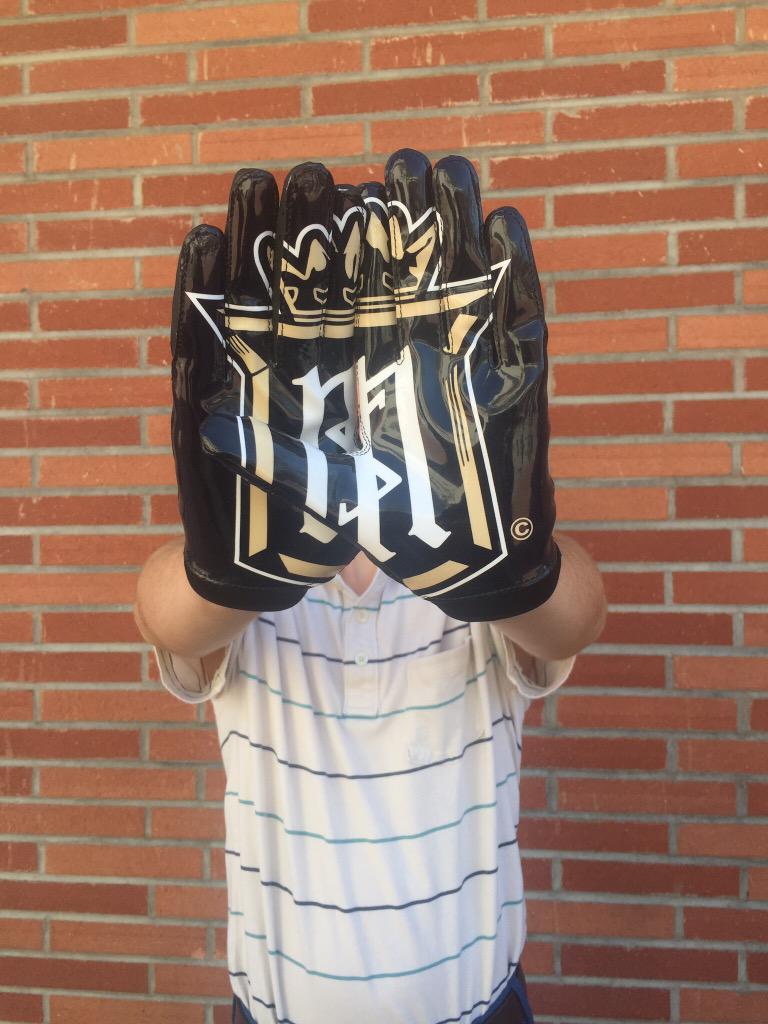 TrinityCorpSHS's tweet photo. New Under Armor gloves available in the student store. Look good play, good #acrestoneverychest #trinitycorp #credo http://t.co/vqZOLyIa1t