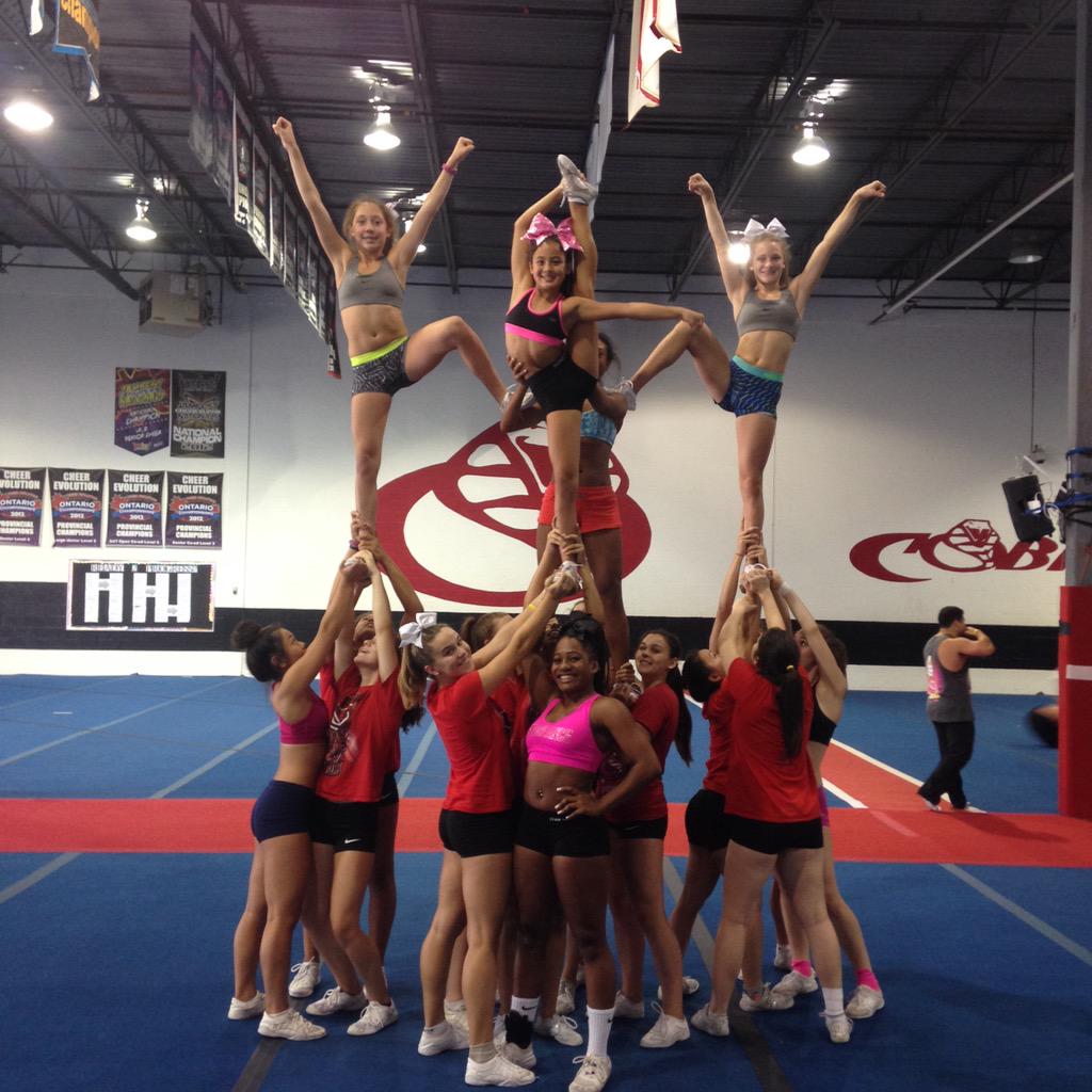 coachchris_25's tweet image. Sunday pyramid practice with the Vengie Ladies 💅🏼✌🏼️❤️ #SundayFunday #falltraining #precomp