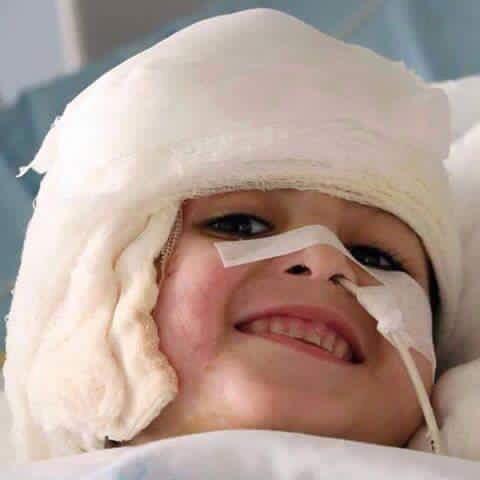 Le_Che7's tweet photo. Un clown essaie de rendre le sourire au petit Ahmed #Dawabsheh seul rescapé de #DawabshehFamily brûlée vive ! http://t.co/wRH2qMFUd4