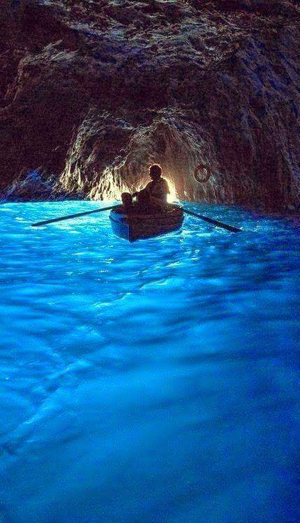 Giacinto_Bruno's tweet photo. Capri, la grotta azzurra. http://t.co/p4nNCzQbp6