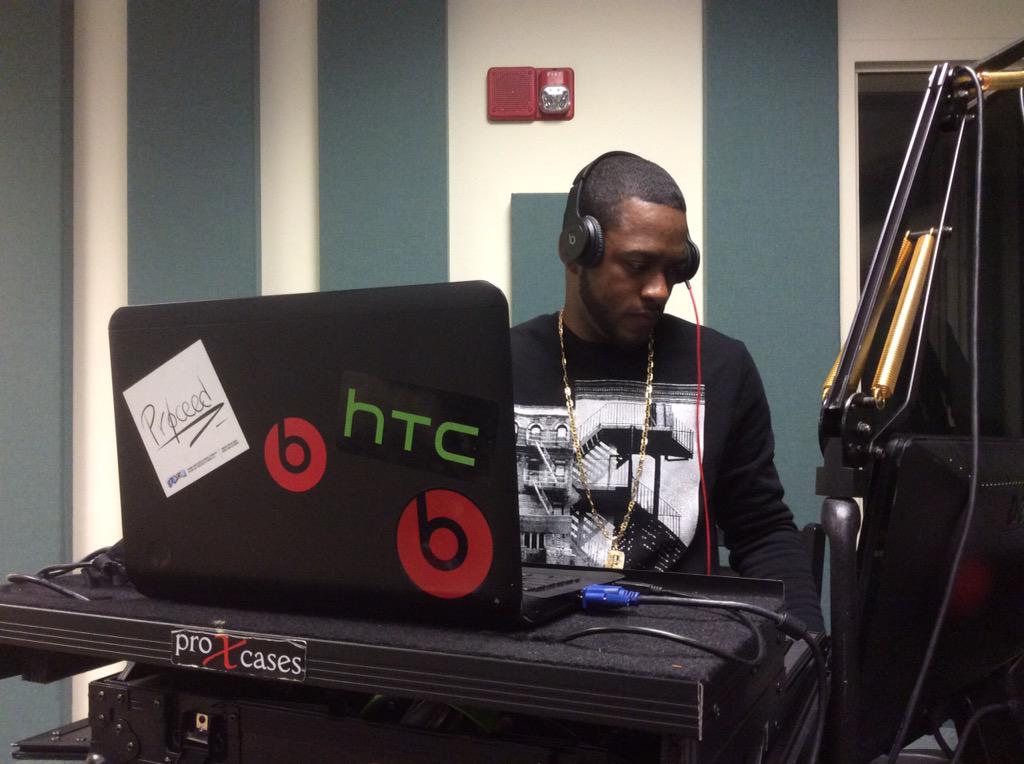 TalkDiTingsLive's tweet photo. In 10 minutes we have @VI_hustla going LIVE starting off the day with some SOCA MUSIC #TalkDiTingsLive http://t.co/0VePZsuq3S