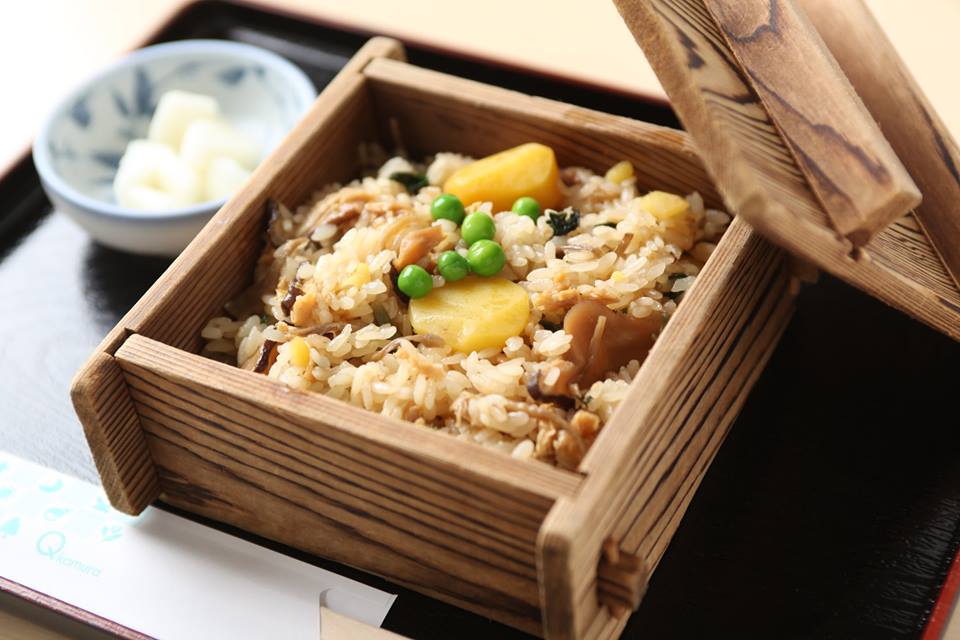 OkayamaPref_kr's tweet photo. 히루젠 오코와
찹쌀에 닭고기,유부,송이버섯,우엉등의 재료를 듬뿍넣어 만든 고모쿠오코와.히루젠에서 재취한 산야채와 밤등 계절의 야채도 넣어서 축하행사나 중요한 행사에 꼭 등장하는 향토요리입니다. http://t.co/I4ad3EEQwc
