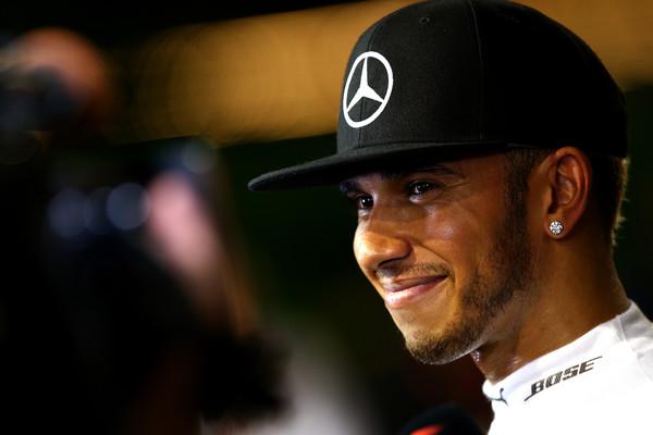 brubbsf1's tweet photo. We win and lose together #TeamLH #LewisHamilton #GPSingapour ♥ @LewisHamilton @MercedesAMGF1 ♥ http://t.co/6Zo0mBtxdB
