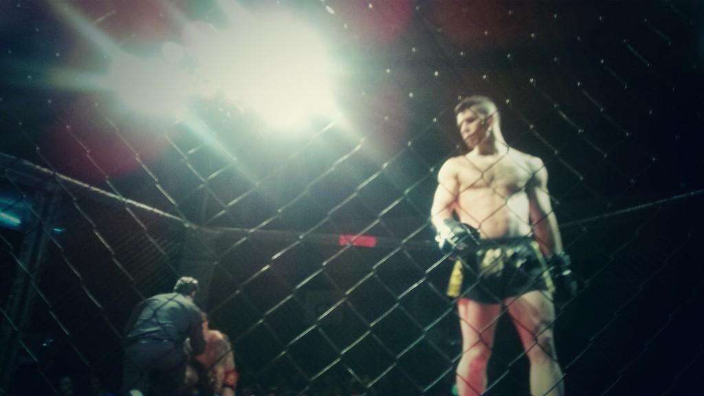 AlanScheinson's tweet photo. Primera pelea del Super 4 ganada! Ahora se viene la otra por el Título @EstebanLadillinsky http://t.co/zwHmaR8oJ7