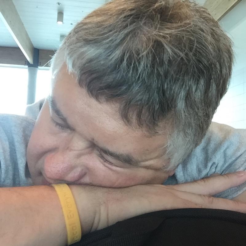 Michael76932071's tweet photo. At the airport ready to go home. Gold is Bold! http://t.co/hVK4E7Tz5Y