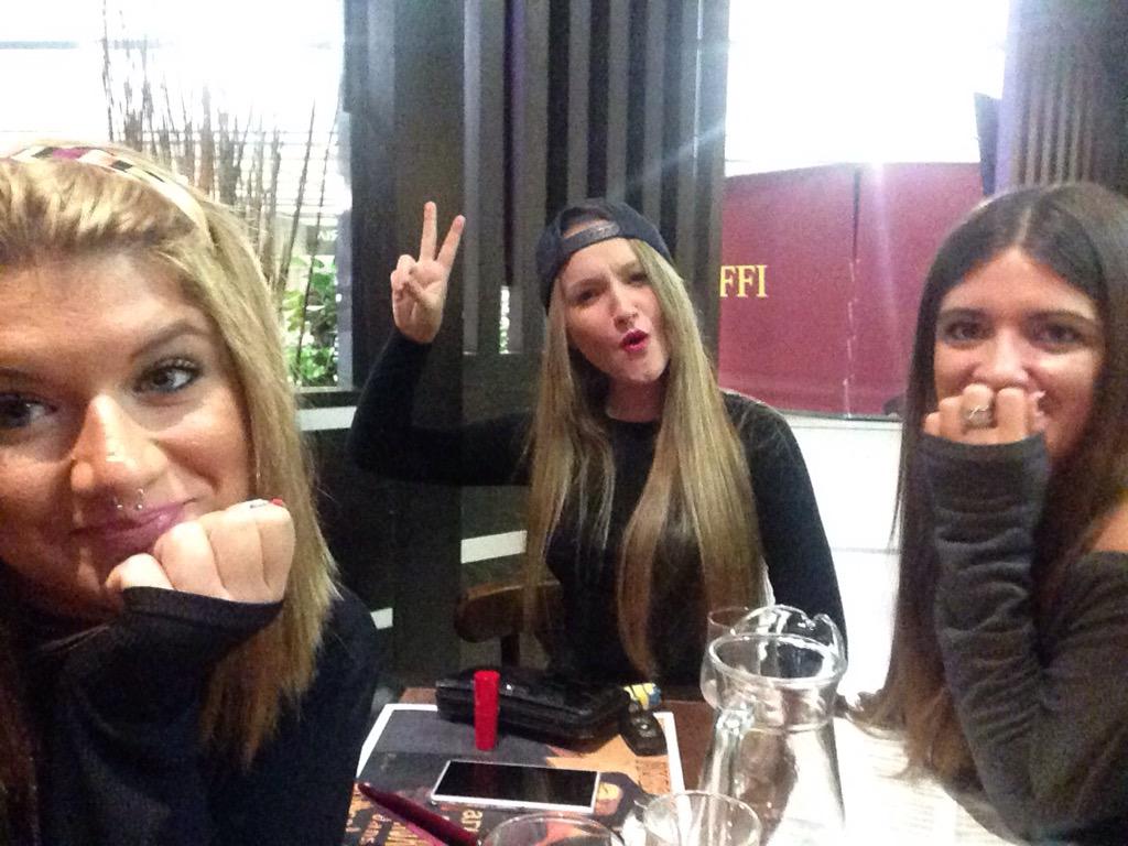 AnadeCruz's tweet photo. Mis dos bombones @11iciar  @AleCanorea  🙈💗☺️ http://t.co/RzV7caRAyE