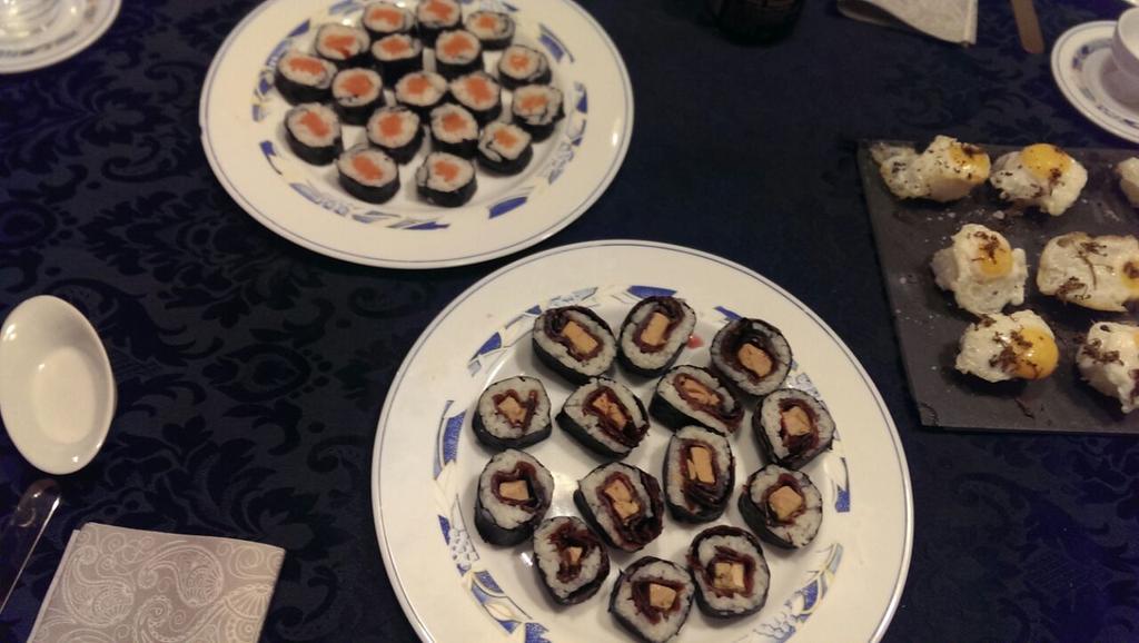 MariaEsp19's tweet photo. A ver si gano el #packdesushi que sortea @RecetaJaponesas para que @AlejandroGutMed me vuelva a hacer rico sushi! 🔝🔝 http://t.co/6kPSNrCwK5