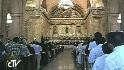 nmas's tweet photo. #ÚLTIMAHORA Inicia plenaria de Vísperas con sacerdotes, religiosos y seminaristas en Catedral de La Habana http://t.co/5zOV3vlKLO