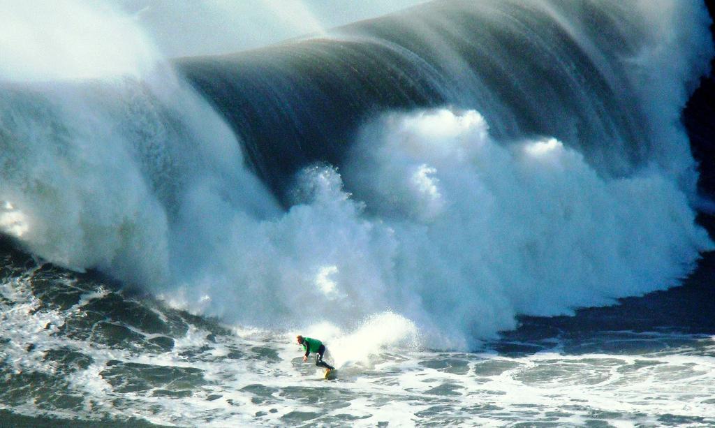 wsl's tweet photo. Thick. #Nazaré #Portugal Photo: José Pinto http://t.co/JzmO8Oxvfd