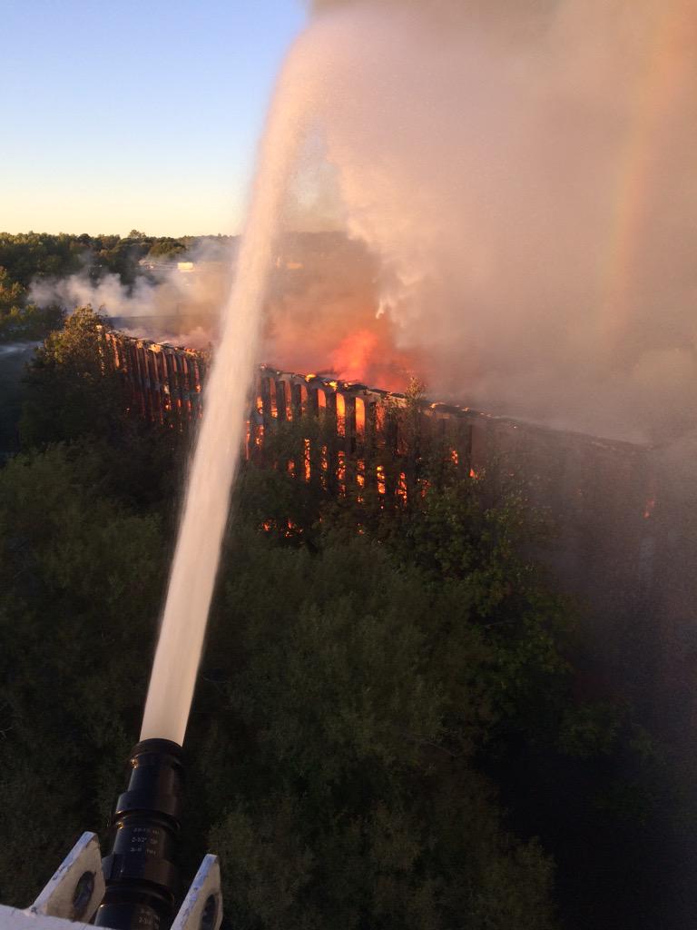 essexcty_alerts's tweet photo. Haverhill view from L1. Heavy fire running the length of the mill http://t.co/3QjNfrMlob