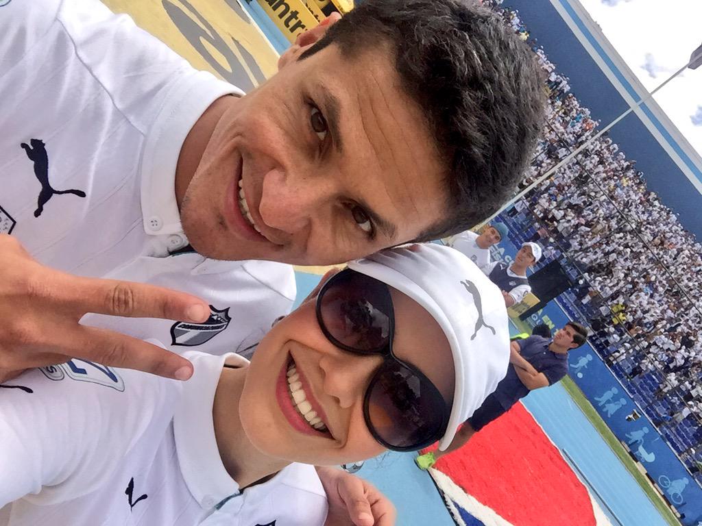 mariarenepy's tweet photo. Feliz cumpleaños amigo @jairo77ras!!!  Pásala genial con tus princesas @JuanaKarlota! Los quiero mucho! 🎉😕🎁😊✌🏼️ http://t.co/tLzvcmI9Z7
