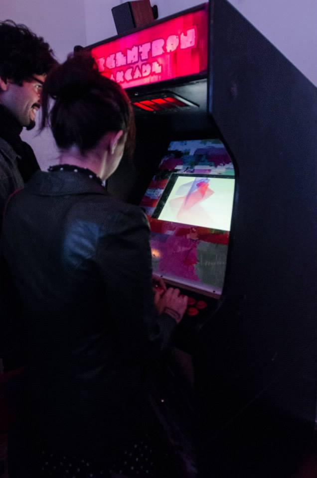ArgentronArcade's tweet photo. El primer @ArgentronArcade puede jugarse en las fiestas #LetItVJ del @cc_matienzo http://t.co/lsoGV3Q436