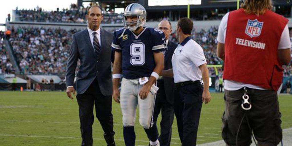 theScore's tweet image. Cowboys announce that Tony Romo suffered a fractured left clavicle vs. Eagles. thesco.re/1gEuFyX