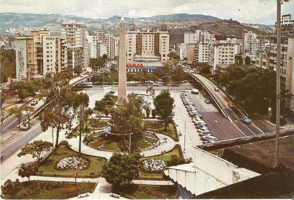 #CaracasDeAyer📷Plaza Altamira a Mediados de los 80s, Los Elevados se construyeron en 3 días y eran Provisionales