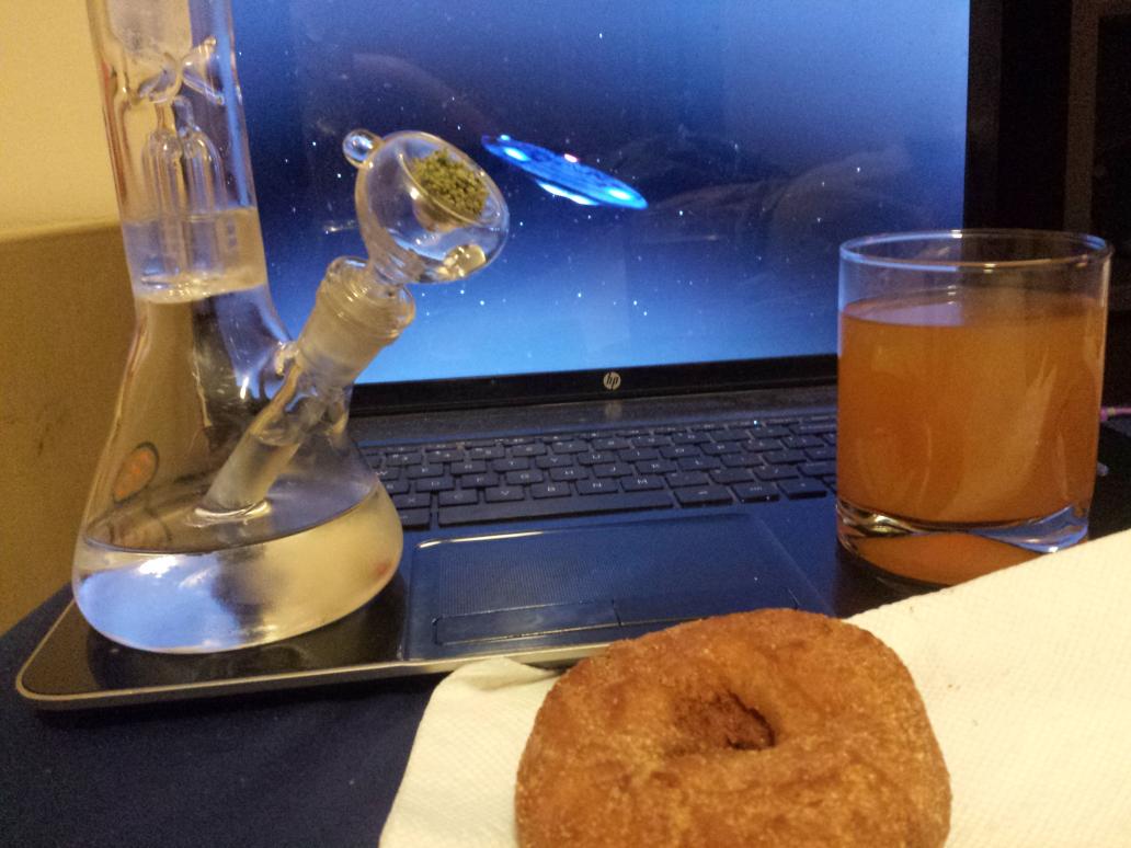 itschrome420's tweet photo. A clean #bong, #applecider #ciderdonuts and watching my favorite sci-fi horror #thething with the gf for first time http://t.co/OiXjaYkqik