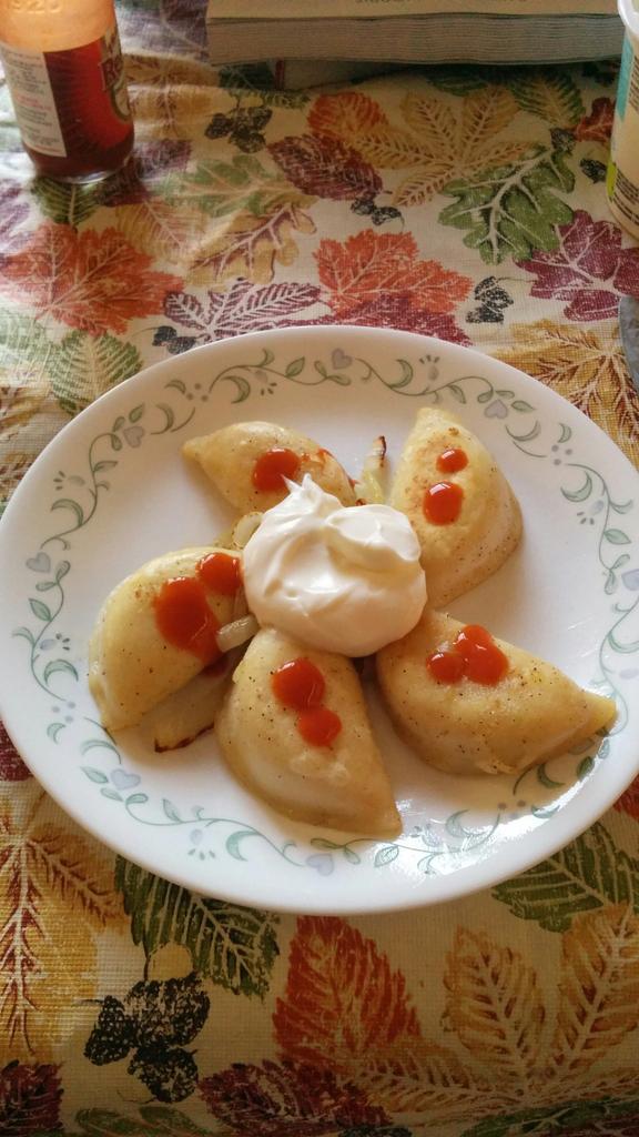 tenorburns's tweet photo. #bachelorchef perogies all night long http://t.co/9E7Uof2FO3
