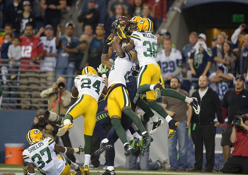 DJHeerMusic's tweet image. The last time the #Seahawks played the #Packers in primetime in the regular season... this happened. #SeahawksWin