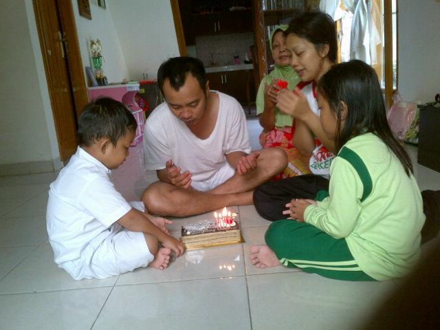 HouseofJoglo's tweet photo. Selamat ulang tahun Bapak @damardjaty owner House of Joglo, barokallah, Amin @vitatidarmawan http://t.co/EbOBT8NdeO