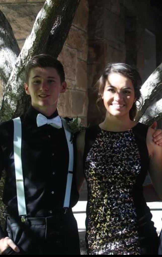 Porschefellerss's tweet image. The difference between being friendzoned  &amp;amp; being in a relationship. 😂 #handplacement