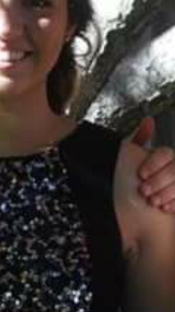 Porschefellerss's tweet image. The difference between being friendzoned  &amp;amp; being in a relationship. 😂 #handplacement