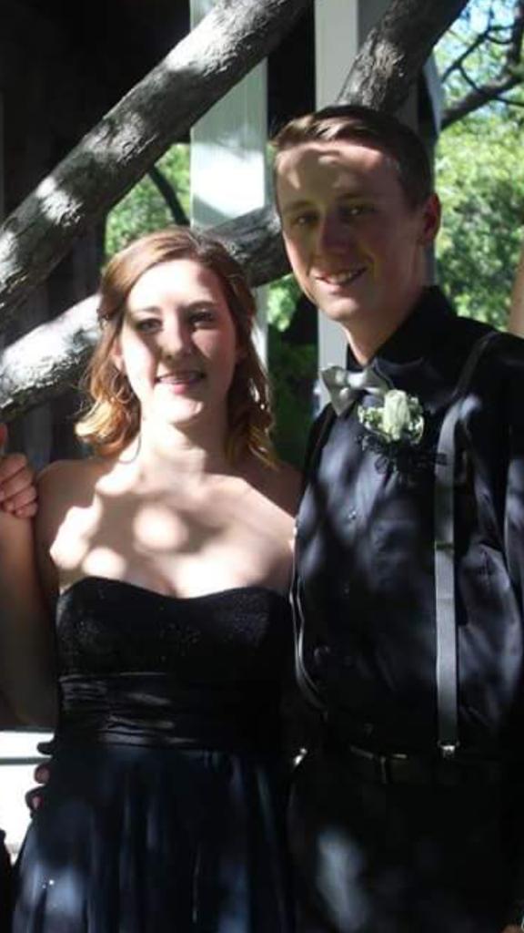 Porschefellerss's tweet image. The difference between being friendzoned  &amp;amp; being in a relationship. 😂 #handplacement