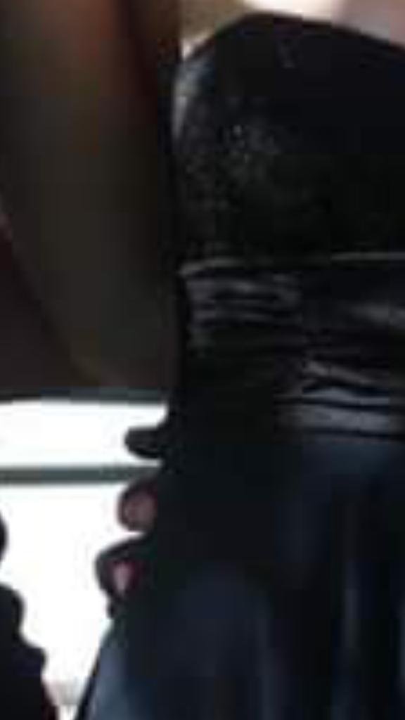 Porschefellerss's tweet image. The difference between being friendzoned  &amp;amp; being in a relationship. 😂 #handplacement