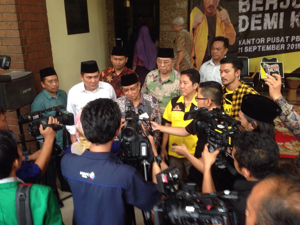 Ketum PBNU KH didmpingi Sekjen beserta jjrn pimpinn ExtraJoss mmberikan ktrngn kpd pers usai acara Qurban 1 Milyar