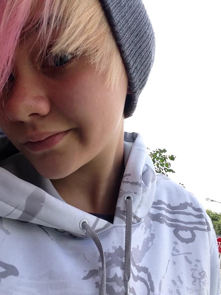 phansplainer's tweet image. I don't like posting selfie a but this is for @deefizzy and the #fizzyfamily #fizzyfamphoto 💞💖❤️🌹