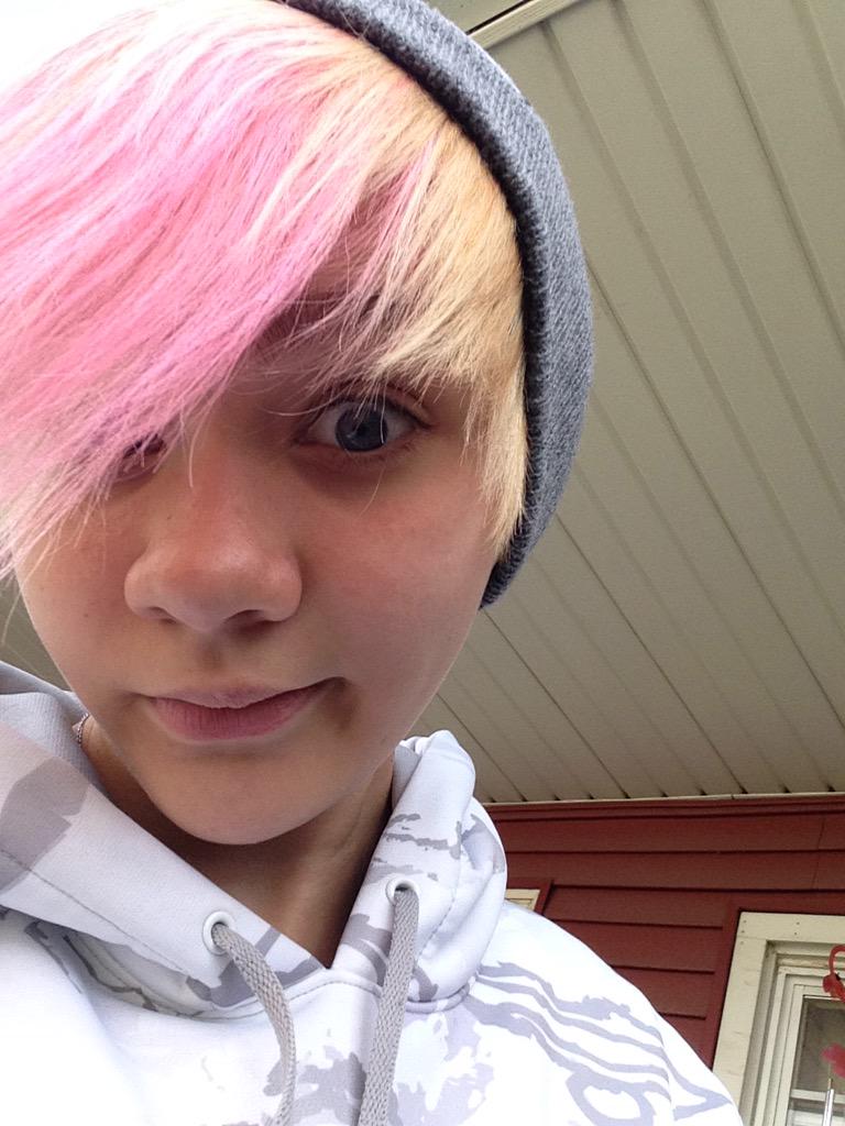 phansplainer's tweet image. I don't like posting selfie a but this is for @deefizzy and the #fizzyfamily #fizzyfamphoto 💞💖❤️🌹