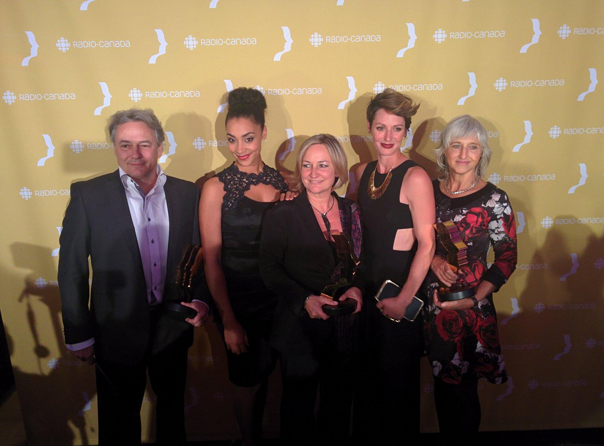 L'équipe de #19deux ravie de recevoir le prix pour la meilleure série dramatique saisonnière ! Merci ! #galagémeaux