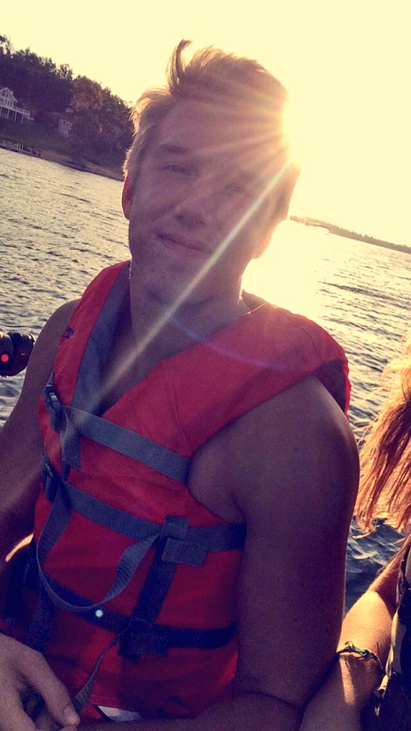 akw2212's tweet photo. lake weekends>> ❤️ 
@schwazy123 http://t.co/cHzeiutRKd
