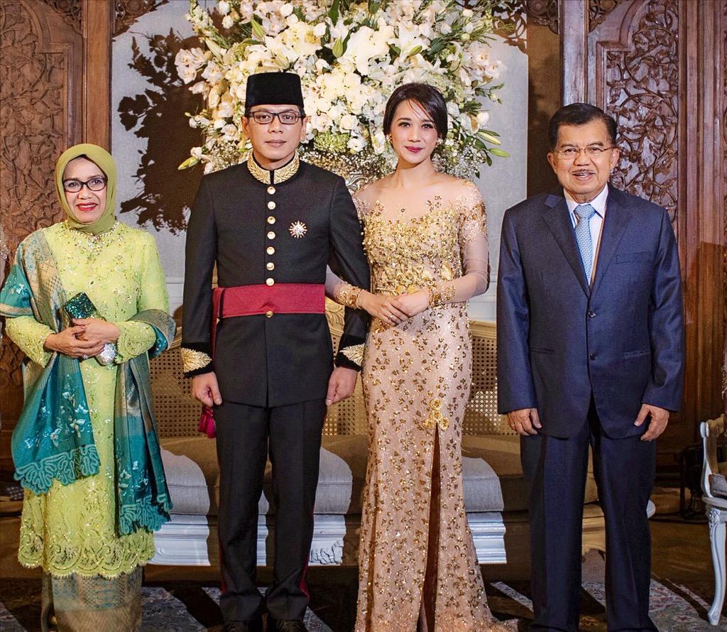 wishnutama's tweet photo. Terima kasih banyak pak @Pak_JK &amp; ibu beserta keluarga berkenan hadir kepernikahan kami @gistaputri @netmediatama http://t.co/HaWhuretL8
