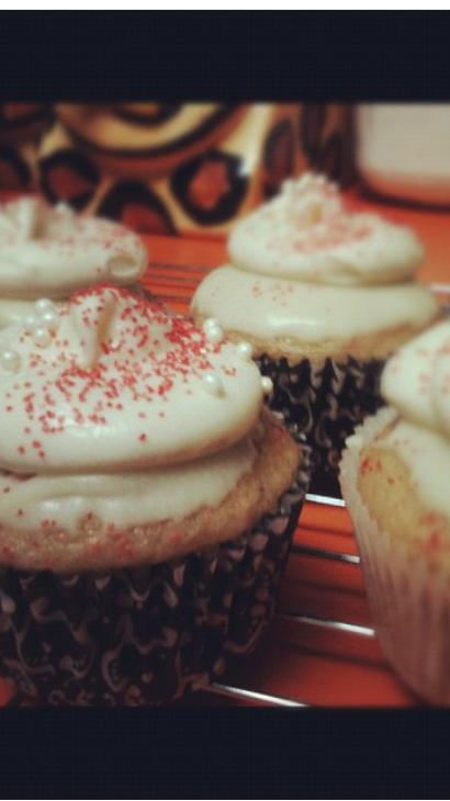 BingoBronson901's tweet photo. #howihost quick cupcake; combine diet soda & box cakemix Top w/store bought icining to finish ! @StellaArtois http://t.co/u4Taf7YbrW
