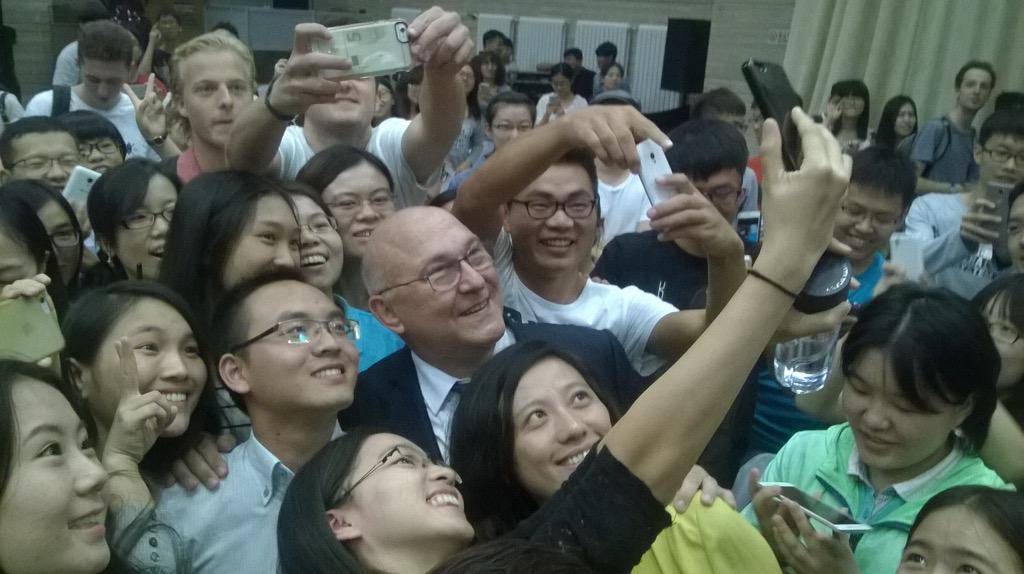 萨班部长在演讲之后与人大师生合影