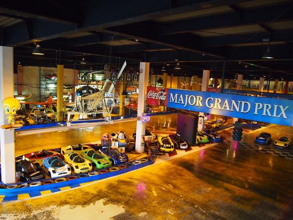 東京別視点ガイド 連休の強い味方 それが千葉県市川の 大慶園 だ 梨園の真ん中にある24時間営業の遊園地 ゲーセンもある カラオケもある 野球場もあれば ヘリポートまである 千葉の娯楽は全てここにある Http T Co Yvgfjfqesk Http T Co