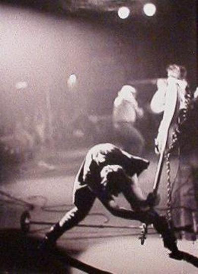 RockFM_ES's tweet photo. 21/09/79 Se hizo la mejor foto #Rock de la historia, #PaulSimonon de @TheClash destrozando su bajo #ElPirataYSuBanda http://t.co/GXzJ9e2snR