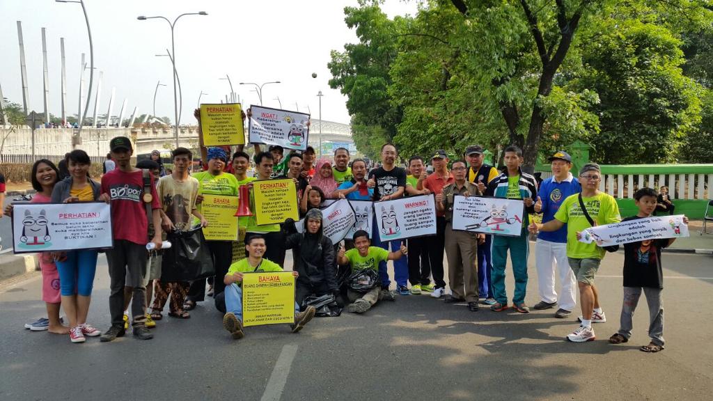 fadlycruel2's tweet photo. Selesai kampanye kebersihan lingkungan di Car Free Day Bekasi, kita buat lubang biopori.
#UntukBumi
#GOiGreen http://t.co/mFD6yhr0IO
