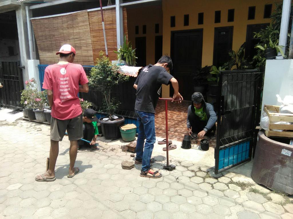 fadlycruel2's tweet photo. Selesai kampanye kebersihan lingkungan di Car Free Day Bekasi, kita buat lubang biopori.
#UntukBumi
#GOiGreen http://t.co/mFD6yhr0IO