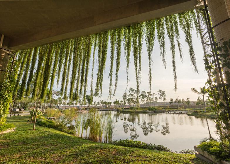 Finfoots's tweet photo. Green Canopy by Garis Architects spans a community centre in Malaysia http://t.co/OVNysyzKb0 #landscaping #design http://t.co/Id5ldczPbm