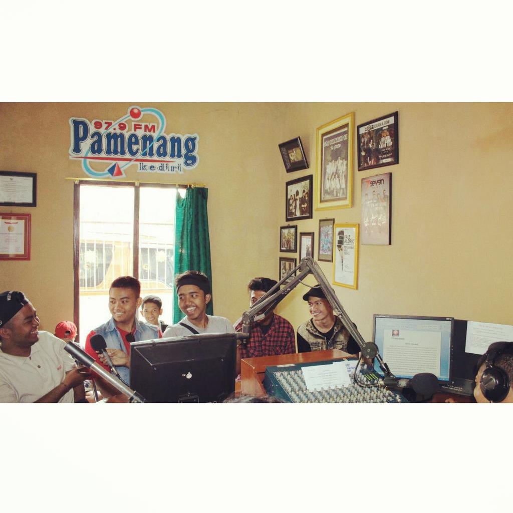 Sedikit kelucuan talkshow <a href="/pamenangfm/">#HITSMUSICSTATION</a> kediri😄 <a href="/HFF_Sda/">HOTFriendFamily_sda</a> <a href="/hotfamilysby/">H.O.T #MovingOn</a> <a href="/HotfriendsMedan/">Hotfriends Medan</a>