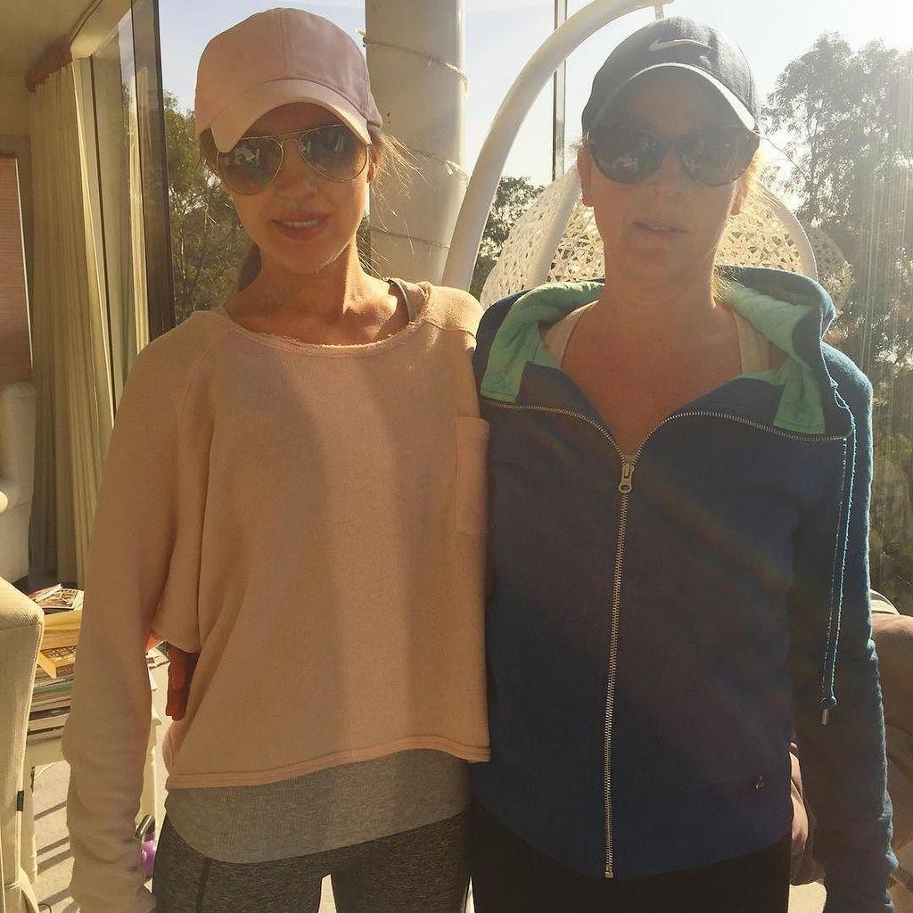 epitomehats's tweet image. Mum and hols looking super happy after our morning sprint up kill hill 😂 #fun101 elsie.mobi