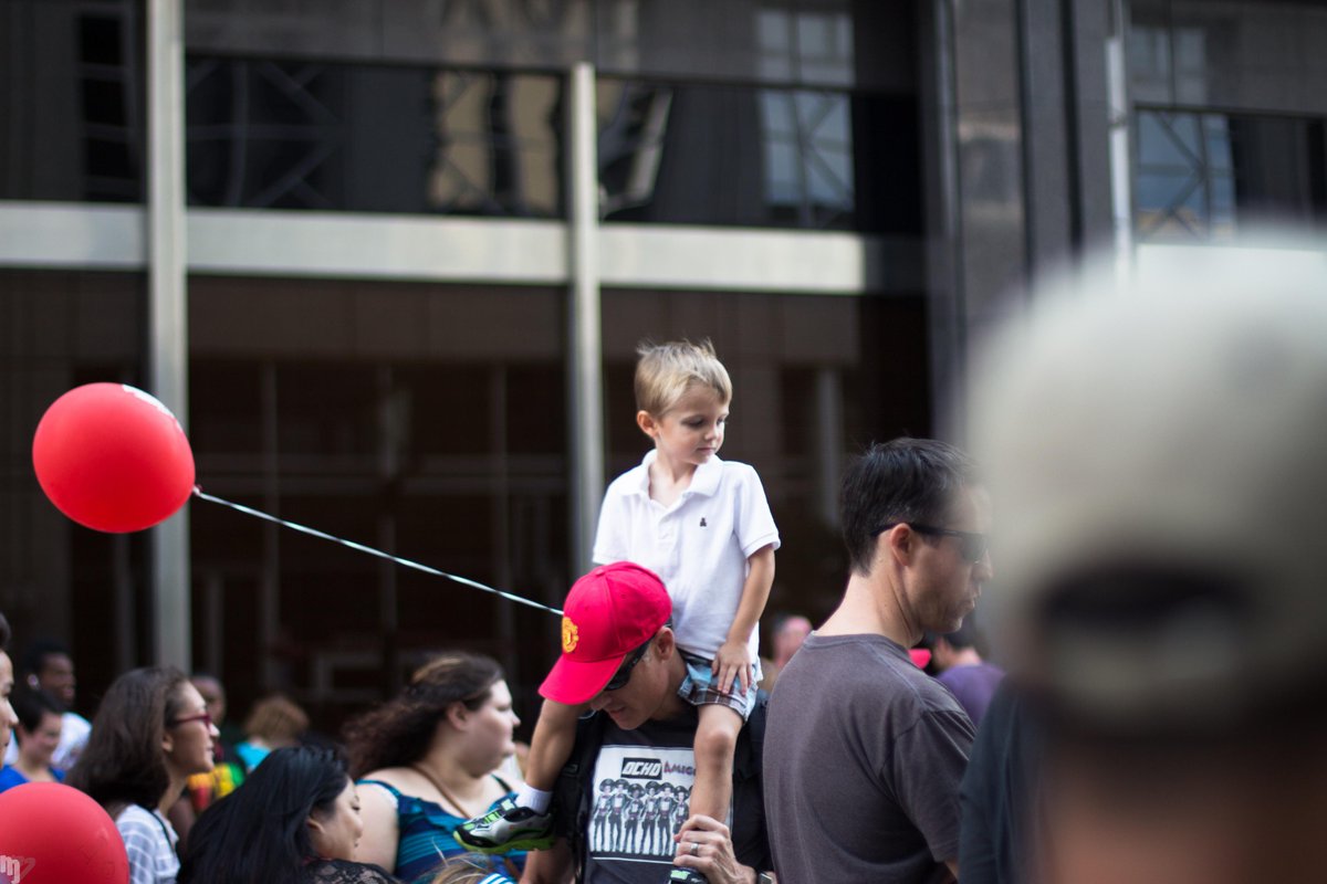 ManojWolfpack's tweet image. Lets fly away dad ! #SparkXPhotoComp #sparkcon #sparkconx #manojwolfpack #raleigh #ballons #fly #dad #Downtown