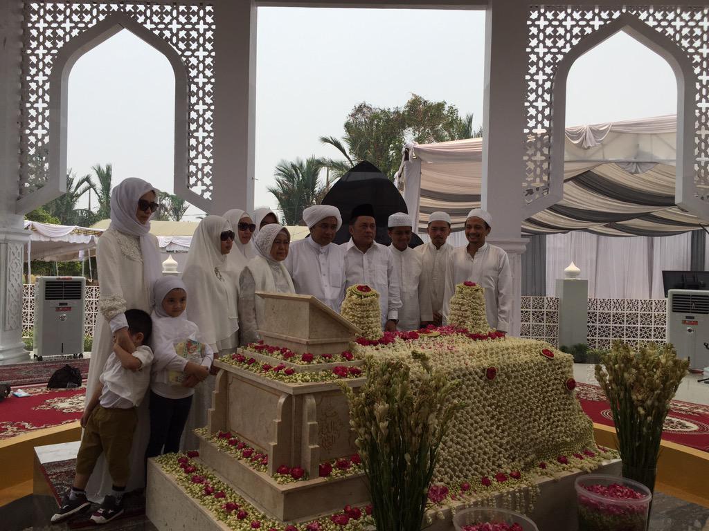 SunarS_29's tweet photo. Al-Fatihah "@PSBaritoPutera: Peringatan 100 hari wafatnya H. Sulaiman HB #Pendiri @PSBaritoPutera http://t.co/FiVfzhhMRd"