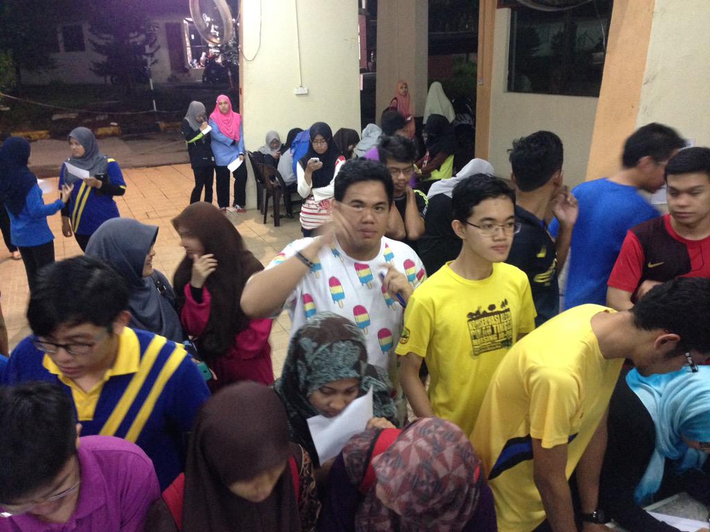 kinabalu8th's tweet photo. Pendaftaran projek yang begitu meriah sekali 🎉🎊 #KinaWorld #KinaRocks http://t.co/Yya1vicNYS