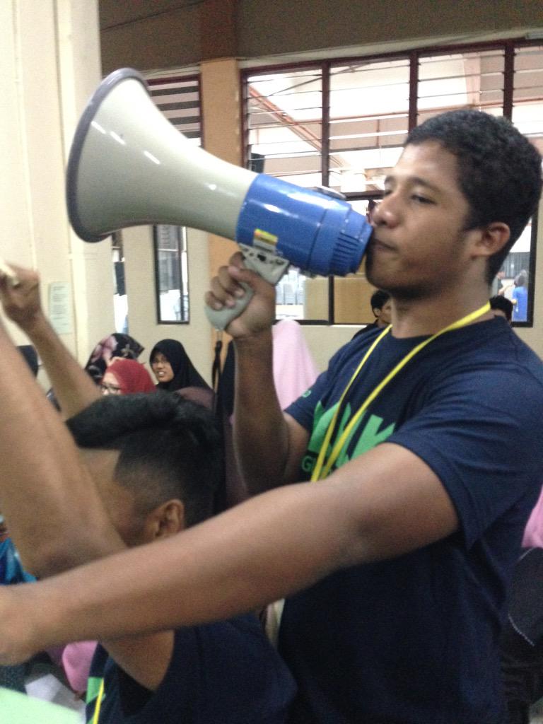 kinabalu8th's tweet photo. Pendaftaran projek yang begitu meriah sekali 🎉🎊 #KinaWorld #KinaRocks http://t.co/Yya1vicNYS