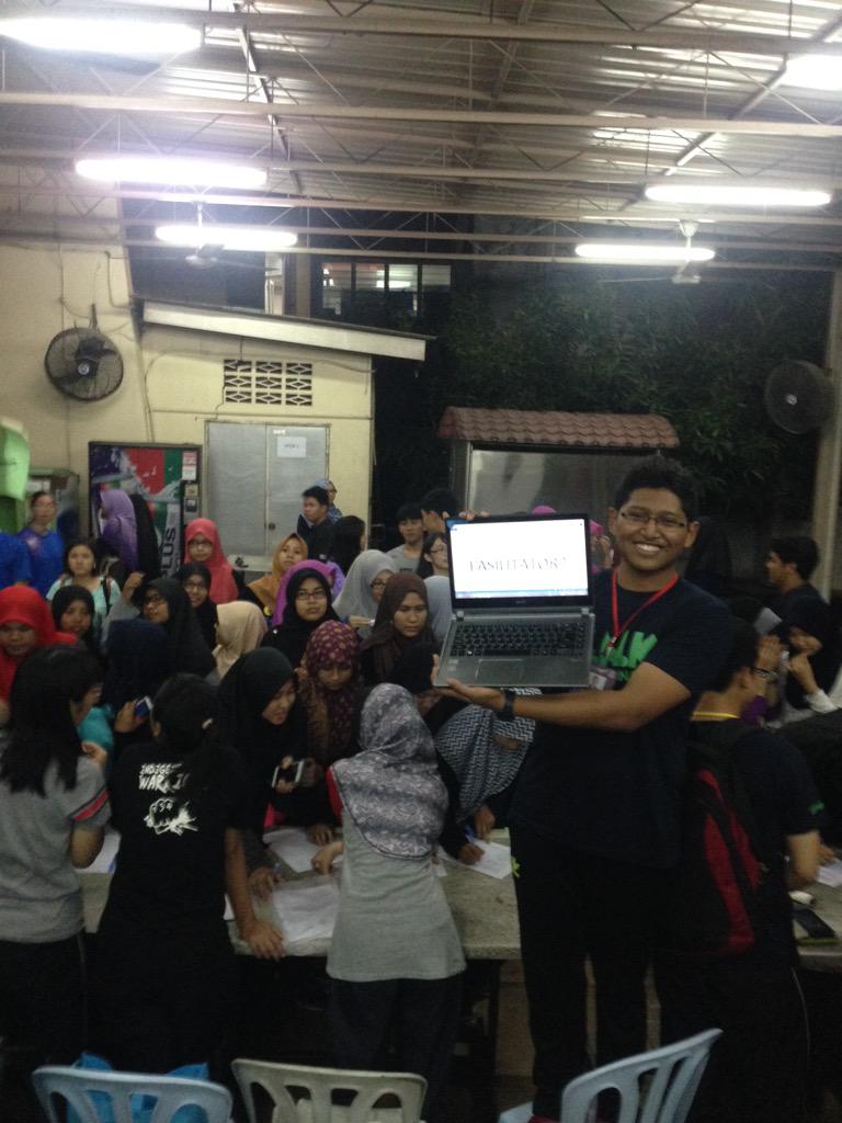 kinabalu8th's tweet photo. Pendaftaran projek yang begitu meriah sekali 🎉🎊 #KinaWorld #KinaRocks http://t.co/Yya1vicNYS