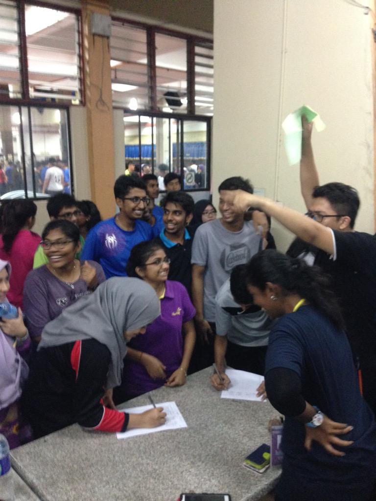 kinabalu8th's tweet photo. Pendaftaran projek yang begitu meriah sekali 🎉🎊 #KinaWorld #KinaRocks http://t.co/Yya1vicNYS