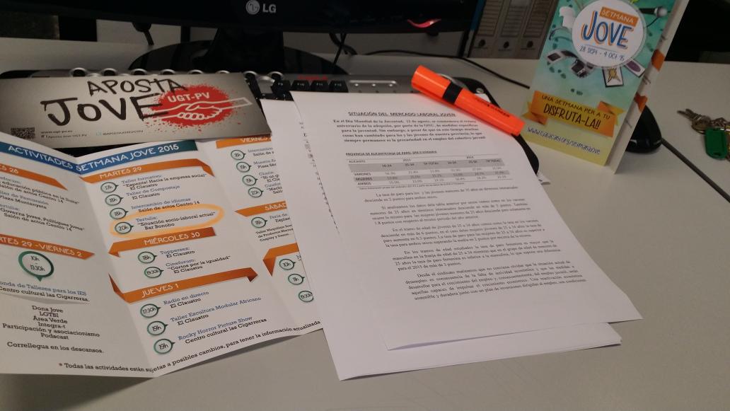 pedrorodenas1's tweet photo. Preparando para mañana la tertulia de la "Situación socio-laboral actual" @cjAlacant @APOSTAJOVEUGTPV #SomosEquipo http://t.co/oFaJaP8C6a